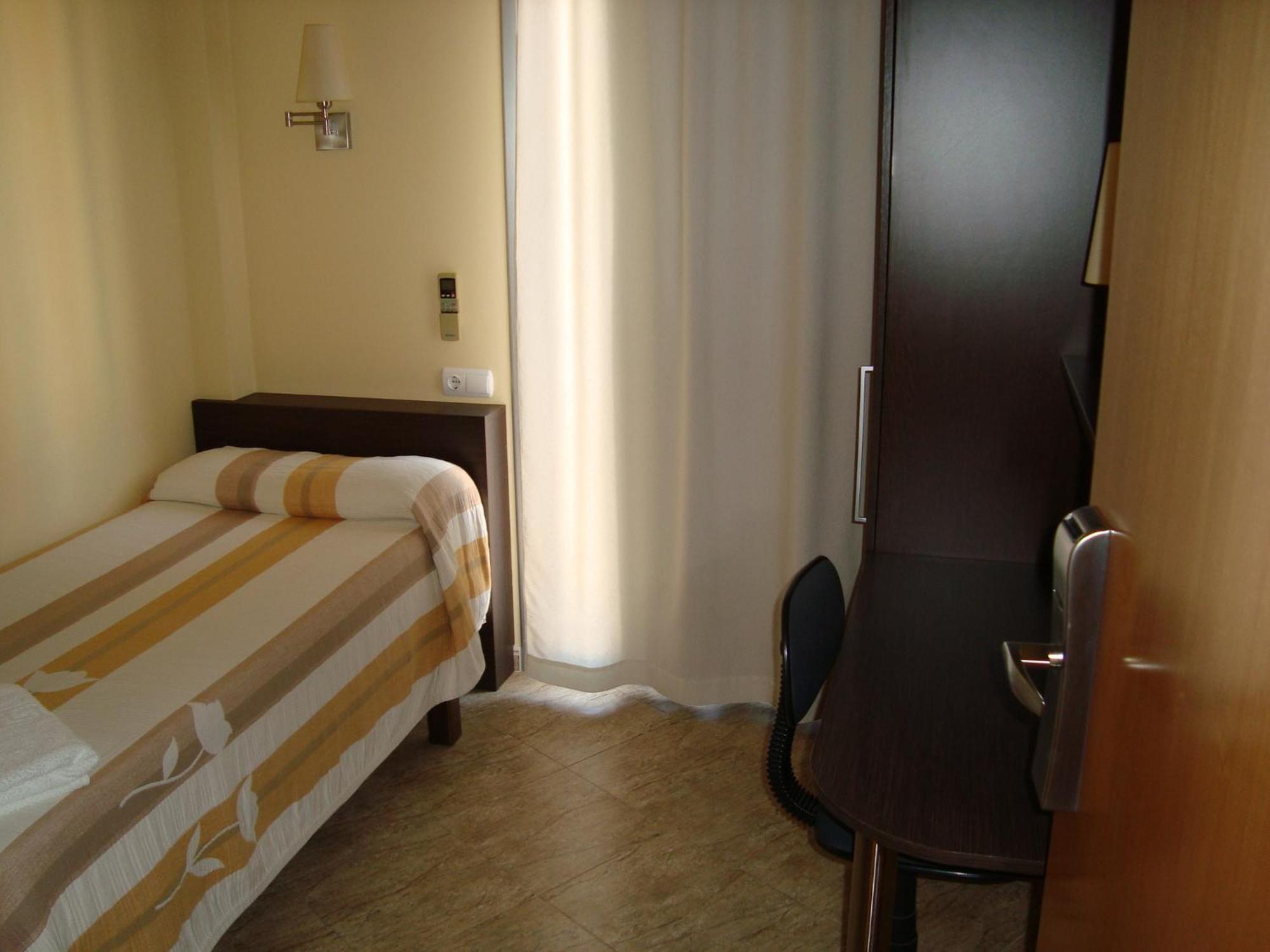 Hostal Sant Sadurni Sant Sadurní dʼAnoia المظهر الخارجي الصورة