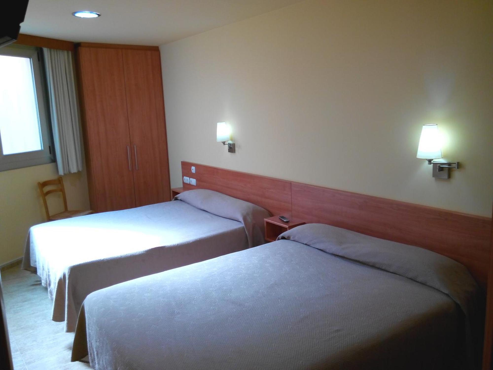 Hostal Sant Sadurni Sant Sadurní dʼAnoia المظهر الخارجي الصورة