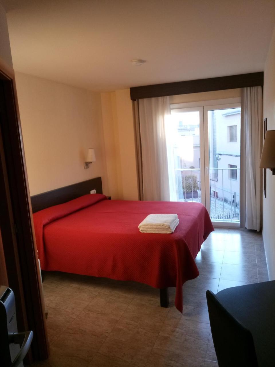 Hostal Sant Sadurni Sant Sadurní dʼAnoia المظهر الخارجي الصورة